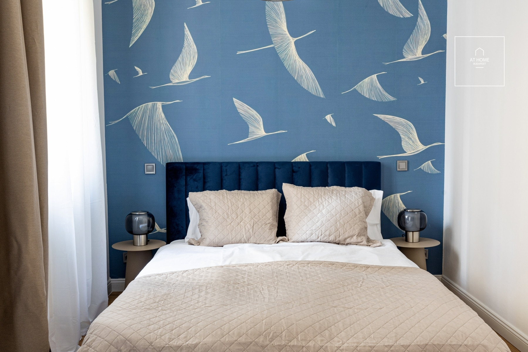 Fully renovated 2-bedroom apartment with a balcony near the Opera House