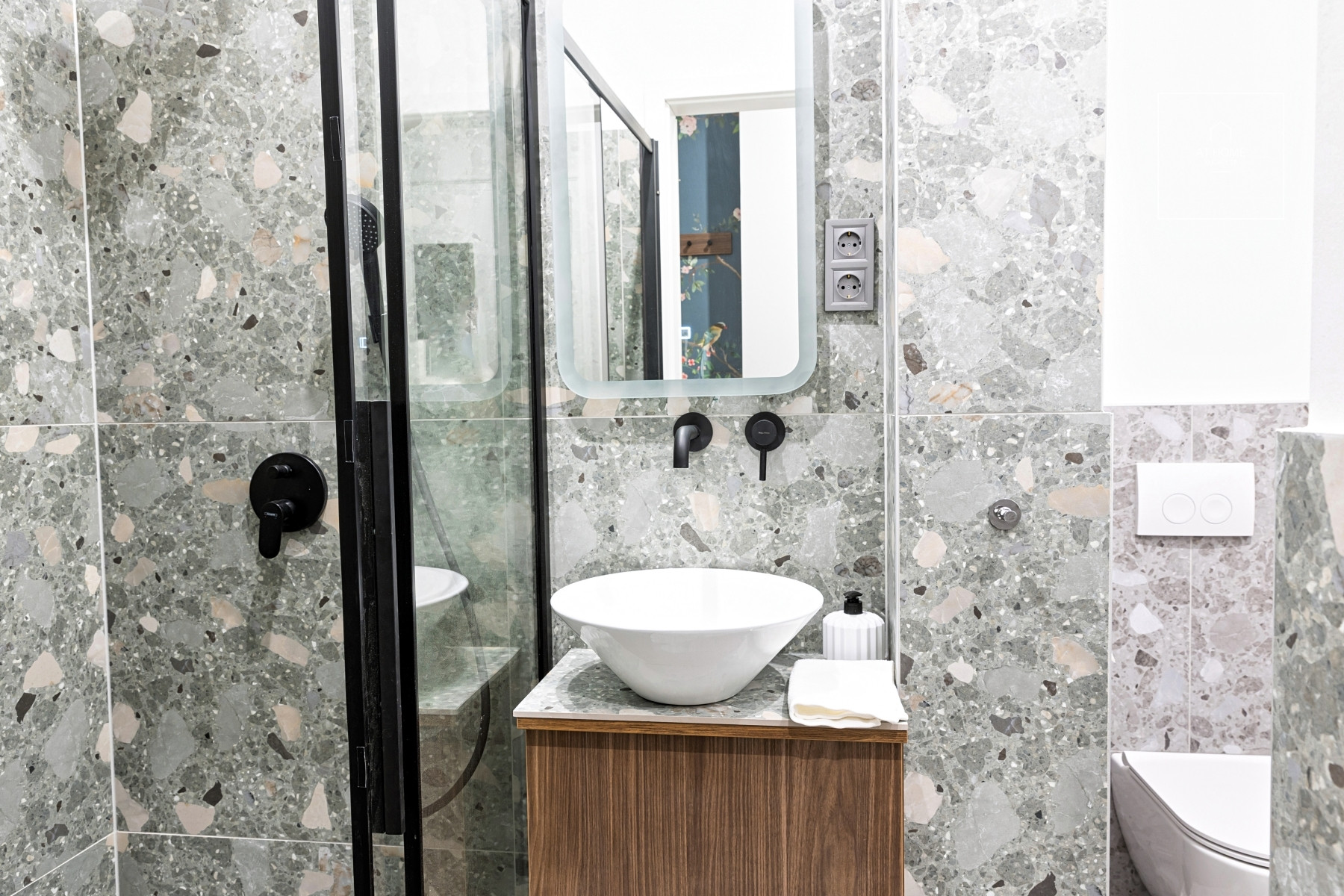 Teljeskörűen felújított 2 hálószobás lakás erkéllyel az Operaház közelében