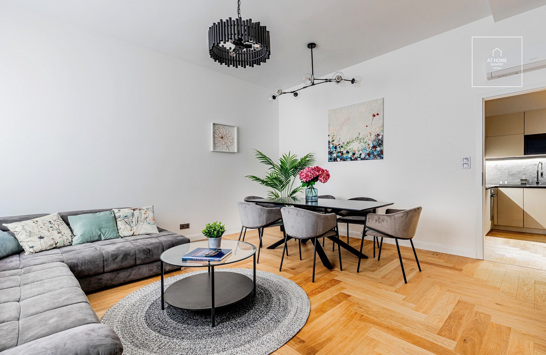 Fully renovated 2-bedroom apartment with a balcony near the Opera House