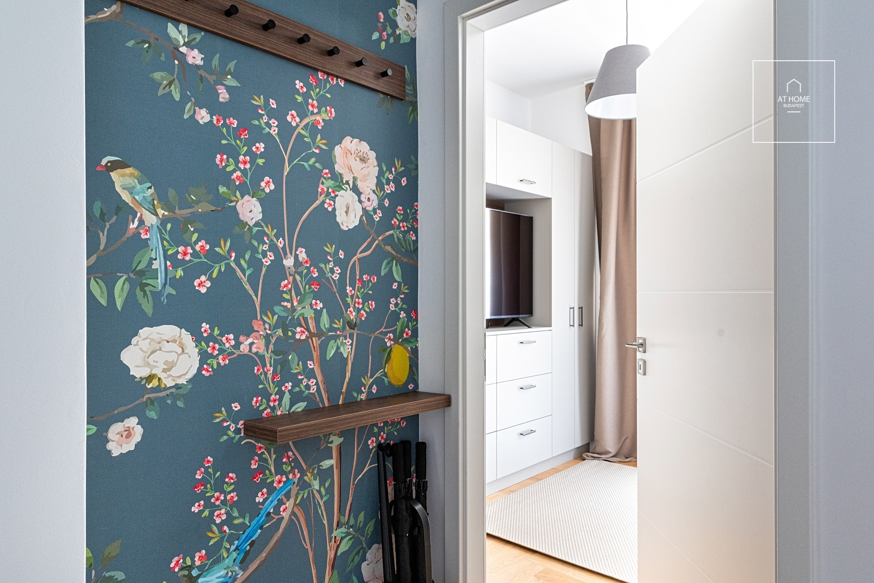 Fully renovated 2-bedroom apartment with a balcony near the Opera House