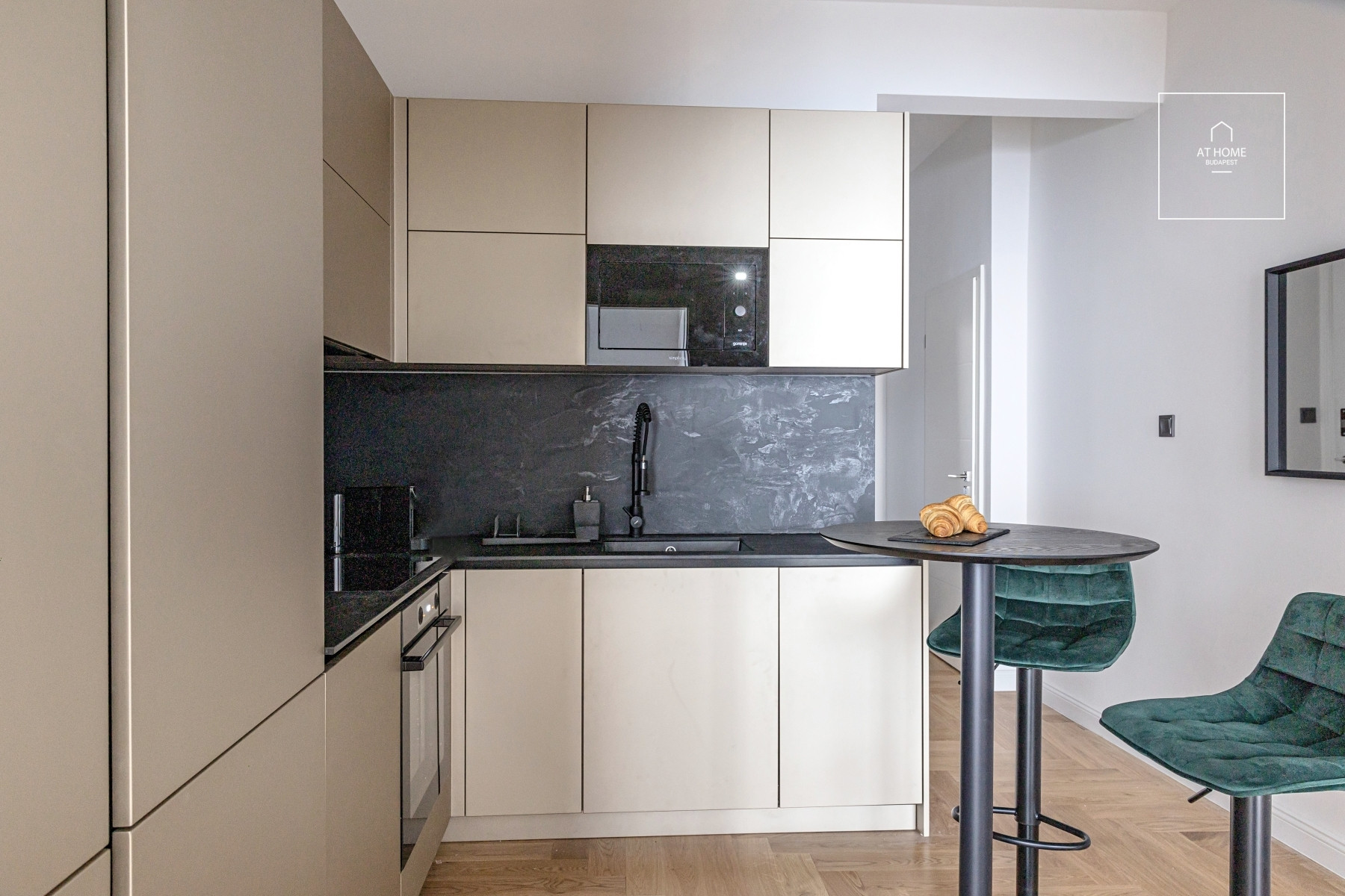 Fully renovated 2-bedroom apartment with a balcony near the Opera House