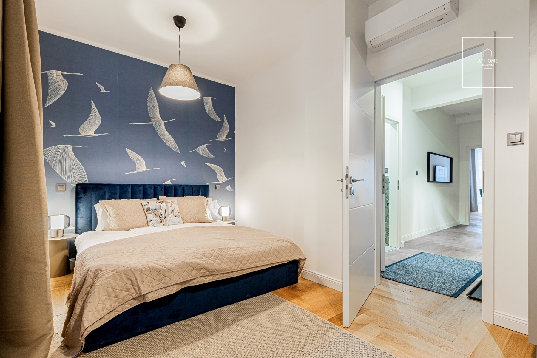 Fully renovated 2-bedroom apartment with a balcony near the Opera House