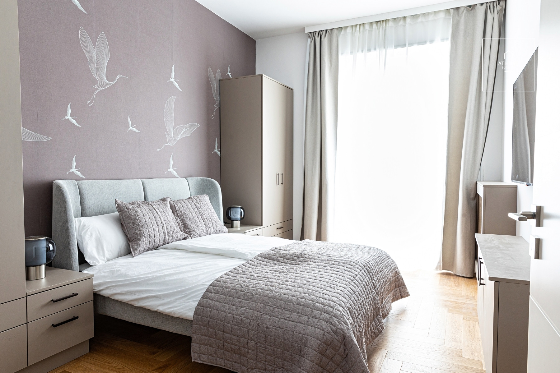 Fully renovated 2-bedroom apartment with a balcony near the Opera House