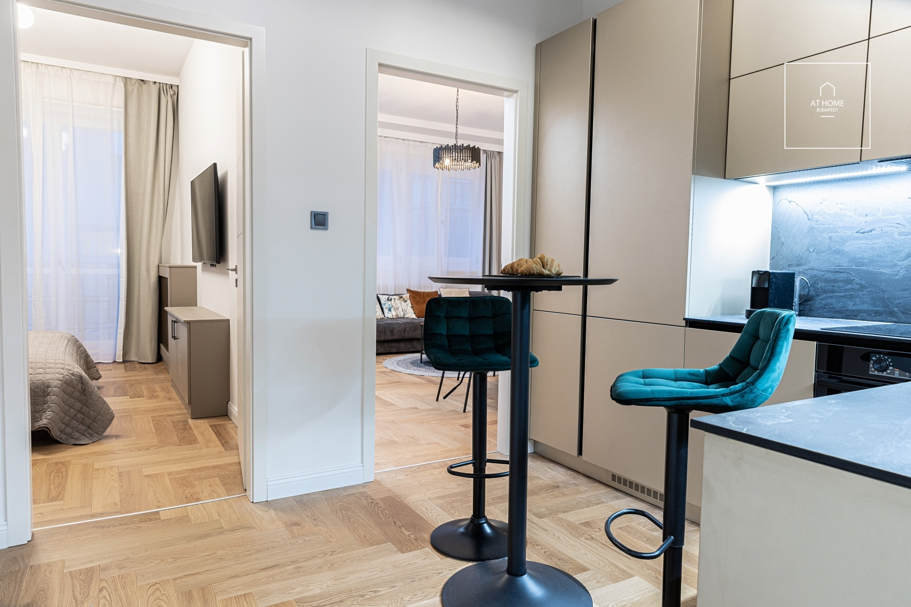 Fully renovated 2-bedroom apartment with a balcony near the Opera House