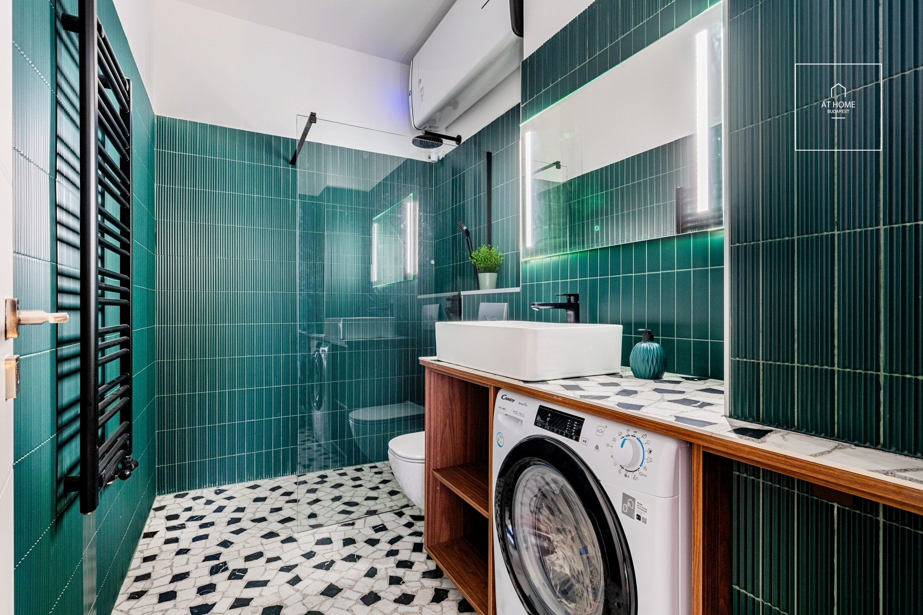 Fully renovated 2-bedroom apartment with a balcony near the Opera House