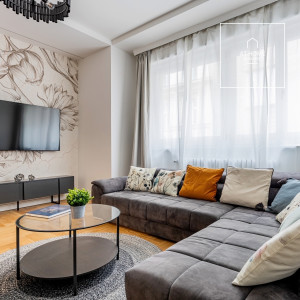 Fully renovated 2-bedroom apartment with a balcony near the Opera House