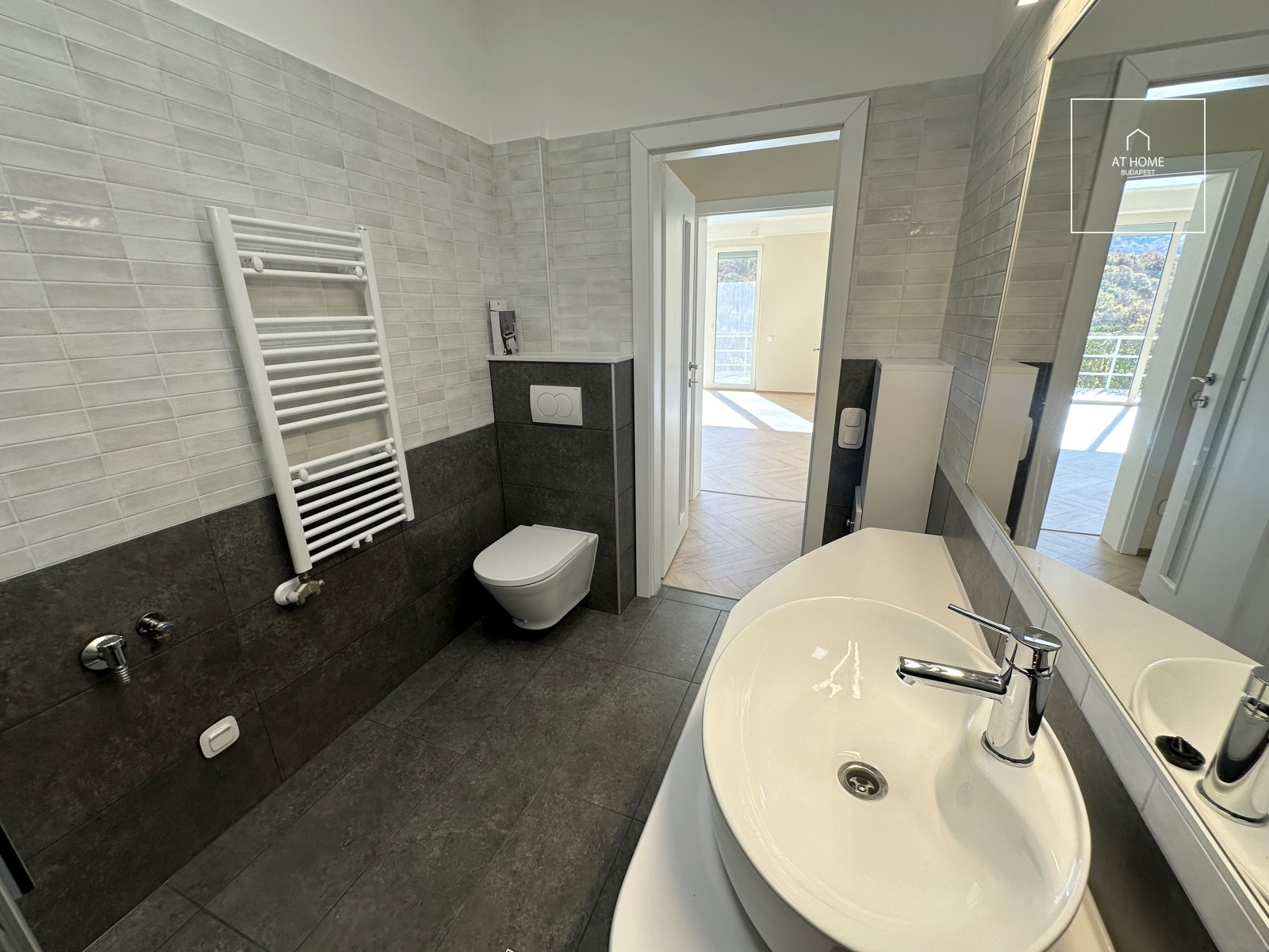 Newly renovated ground-floor apartment with garden access and a garage in District II