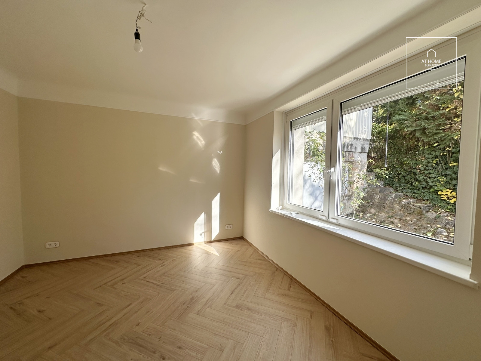 Newly renovated ground-floor apartment with garden access and a garage in District II