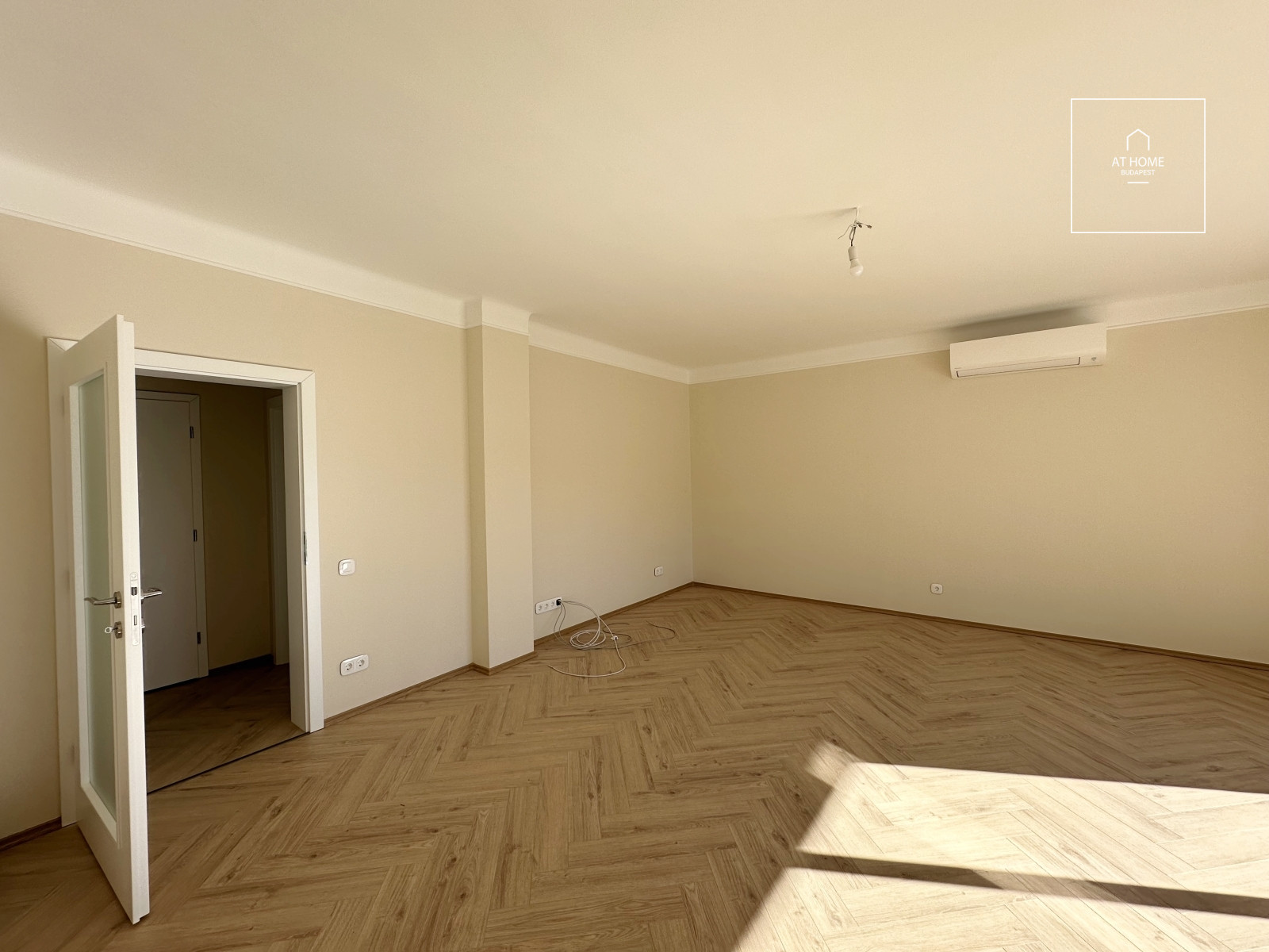 Newly renovated ground-floor apartment with garden access and a garage in District II