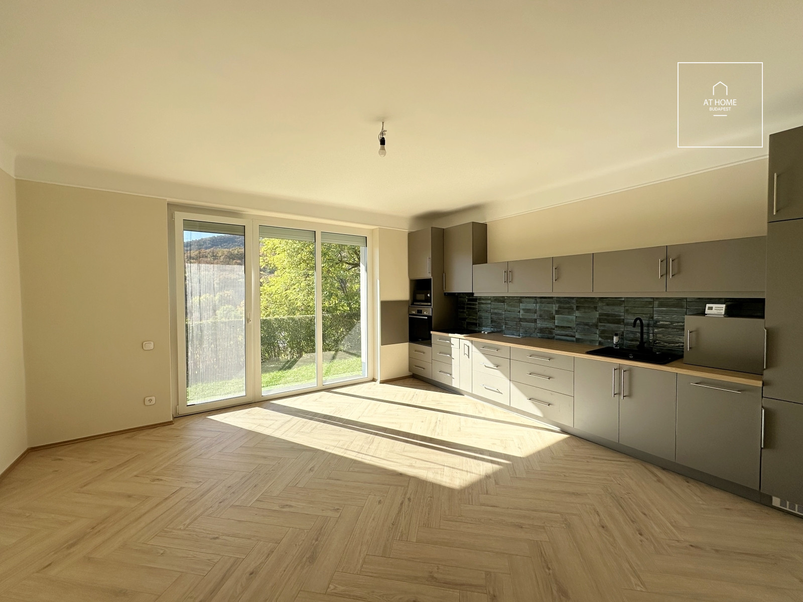 Newly renovated ground-floor apartment with garden access and a garage in District II