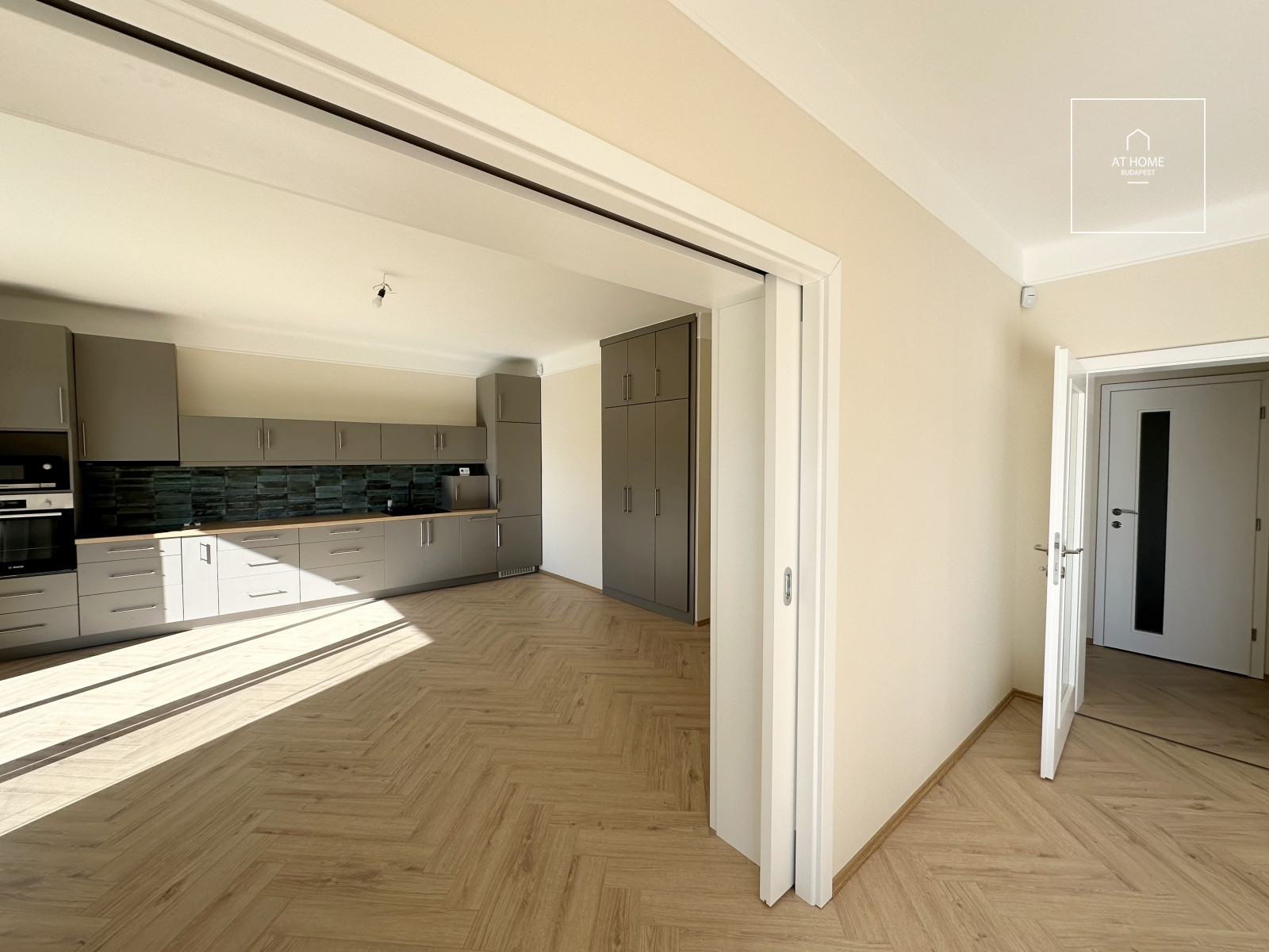 Newly renovated ground-floor apartment with garden access and a garage in District II