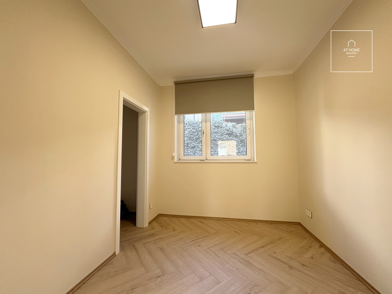 Newly renovated ground-floor apartment with garden access and a garage in District II