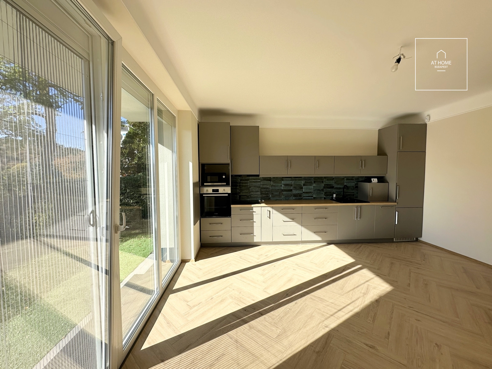 Newly renovated ground-floor apartment with garden access and a garage in District II