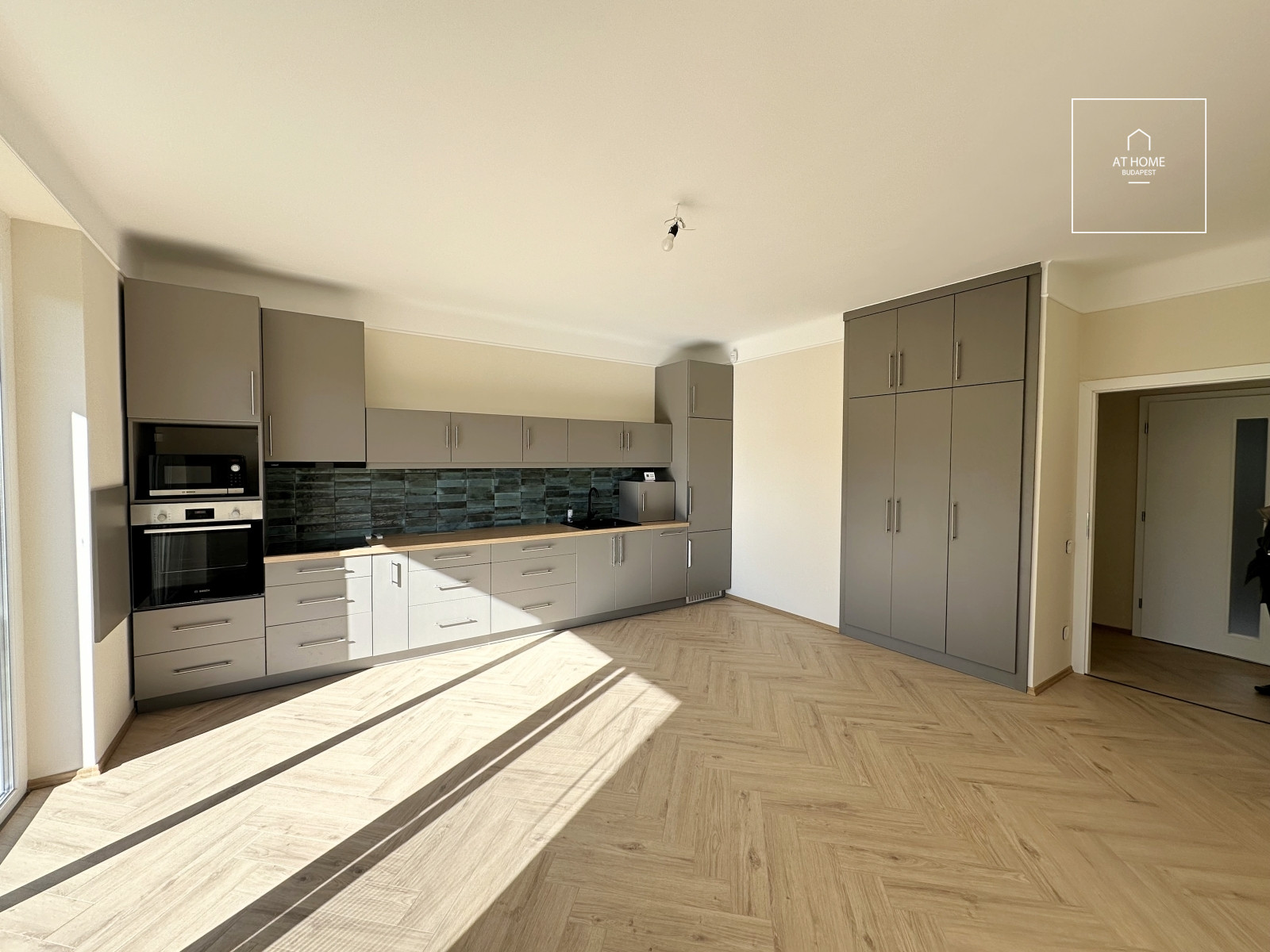 Newly renovated ground-floor apartment with garden access and a garage in District II