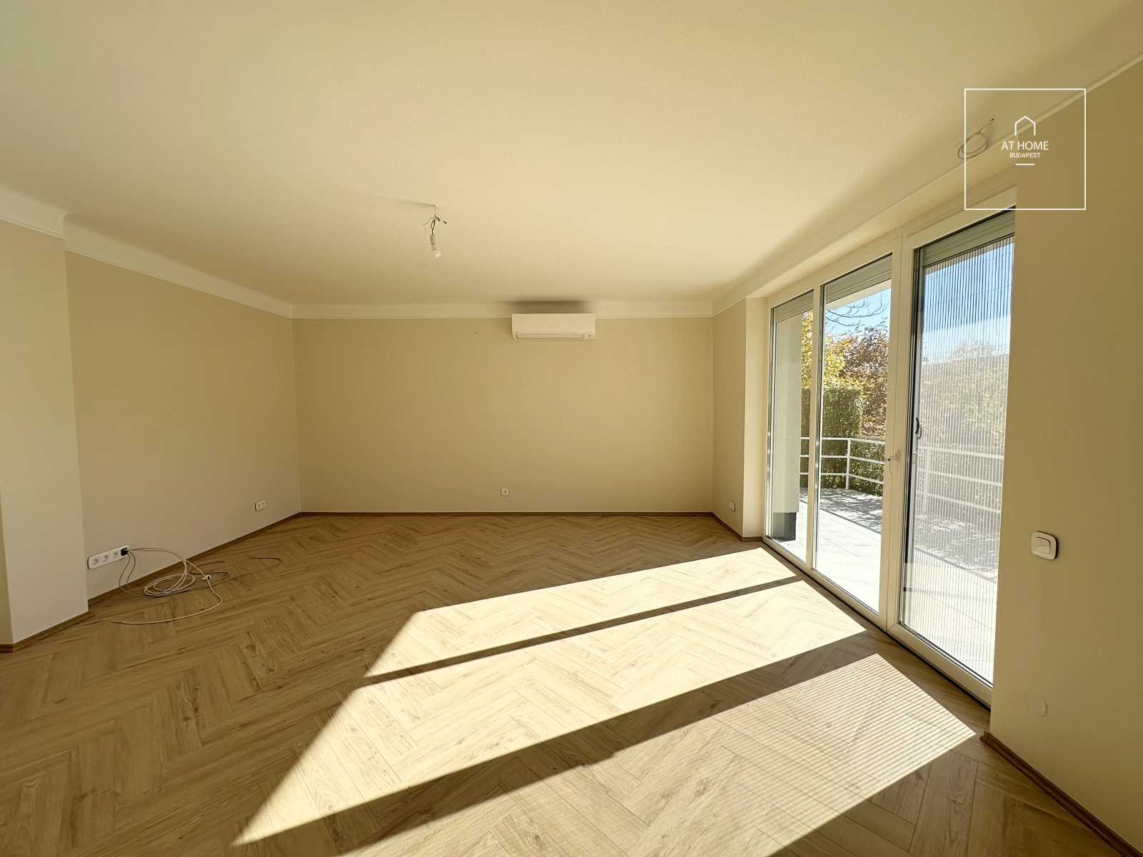 Newly renovated ground-floor apartment with garden access and a garage in District II