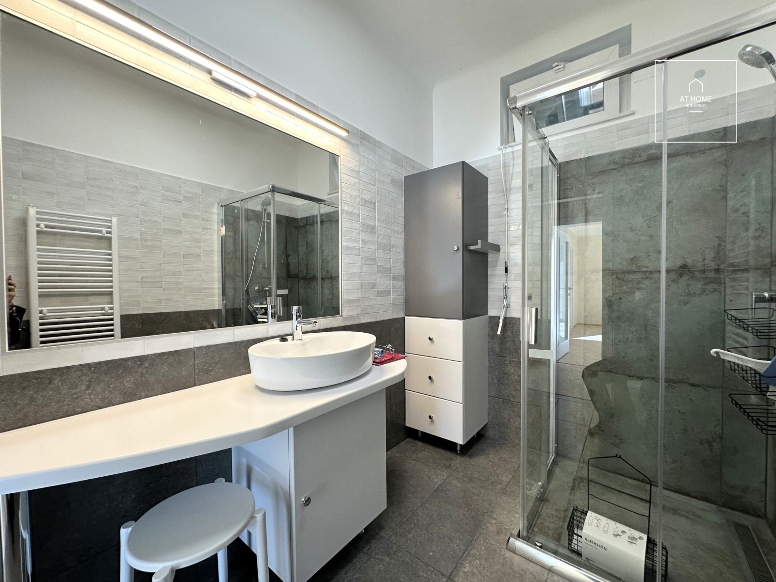 Newly renovated ground-floor apartment with garden access and a garage in District II