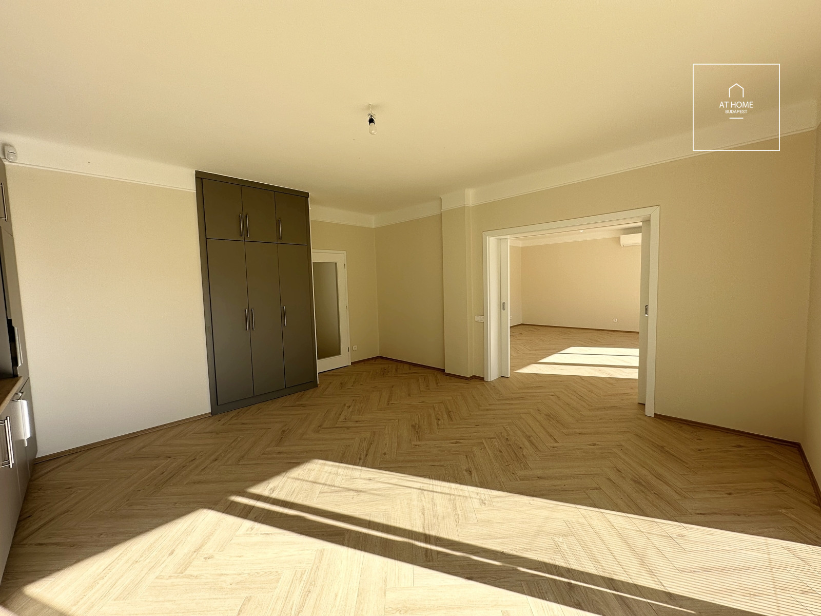 Newly renovated ground-floor apartment with garden access and a garage in District II