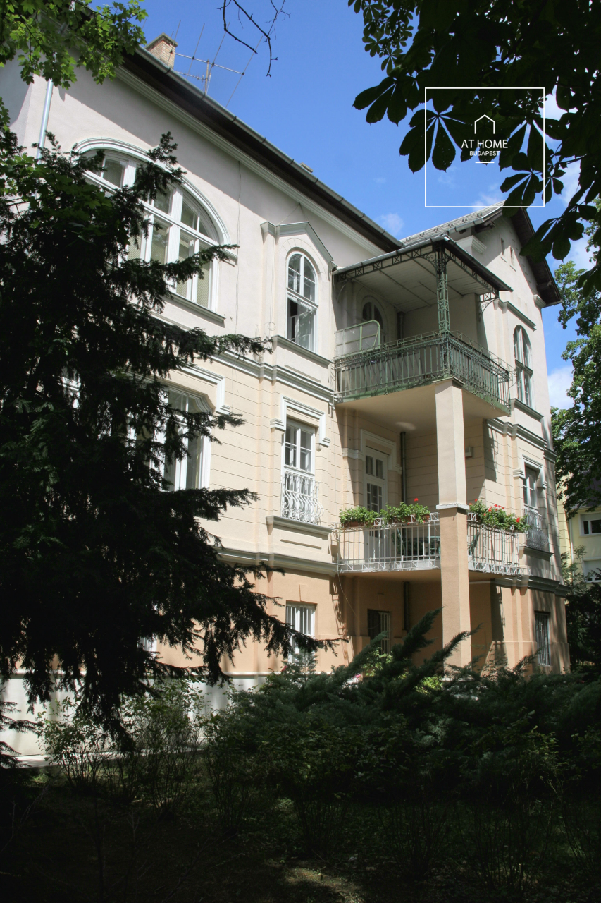 Penthouse apartment in a fully renovated villa building in the 2nd district, on Rózsadomb