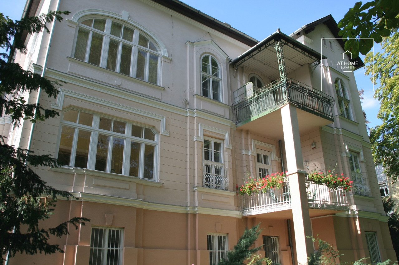 Penthouse apartment in a fully renovated villa building in the 2nd district, on Rózsadomb
