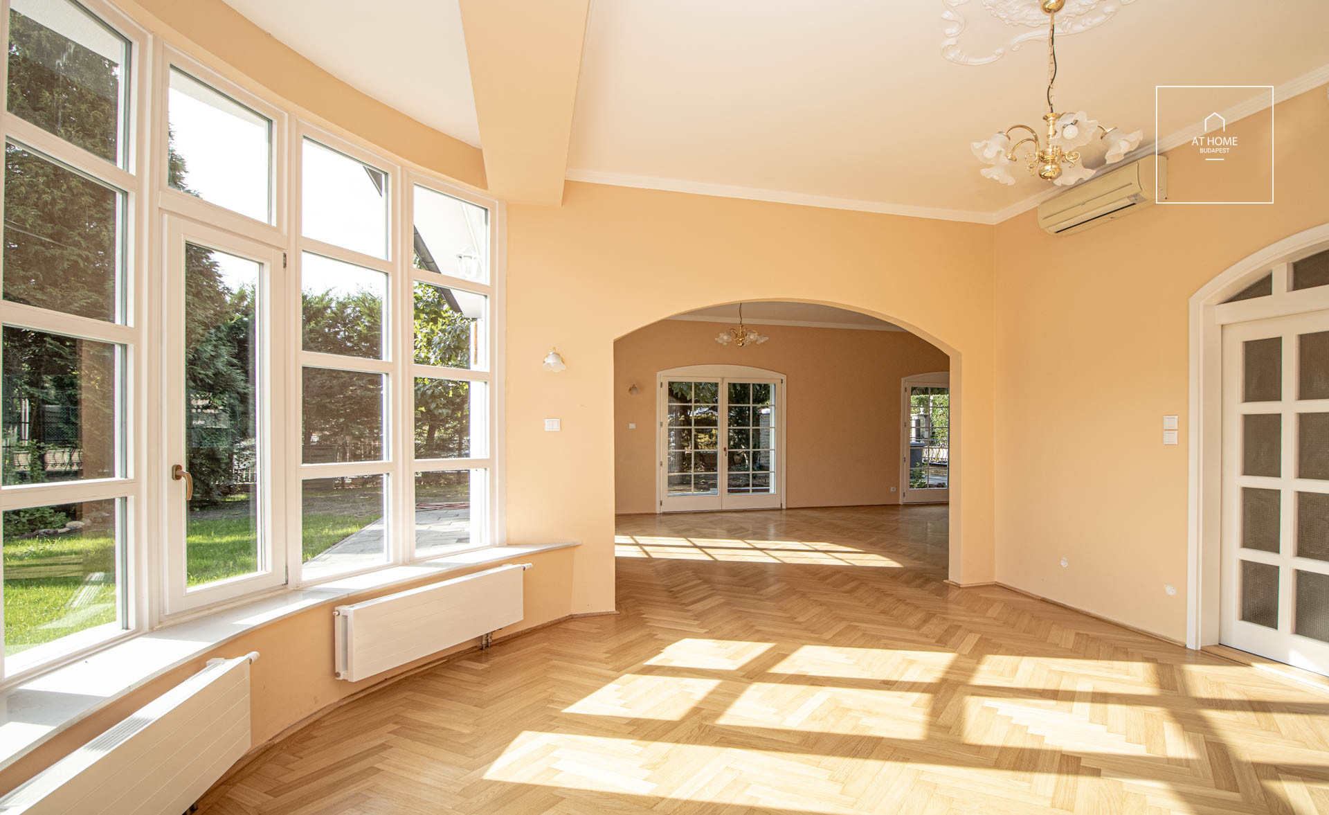 Refurbished detached house with pool for rent Budapest III. district, Táborhegy