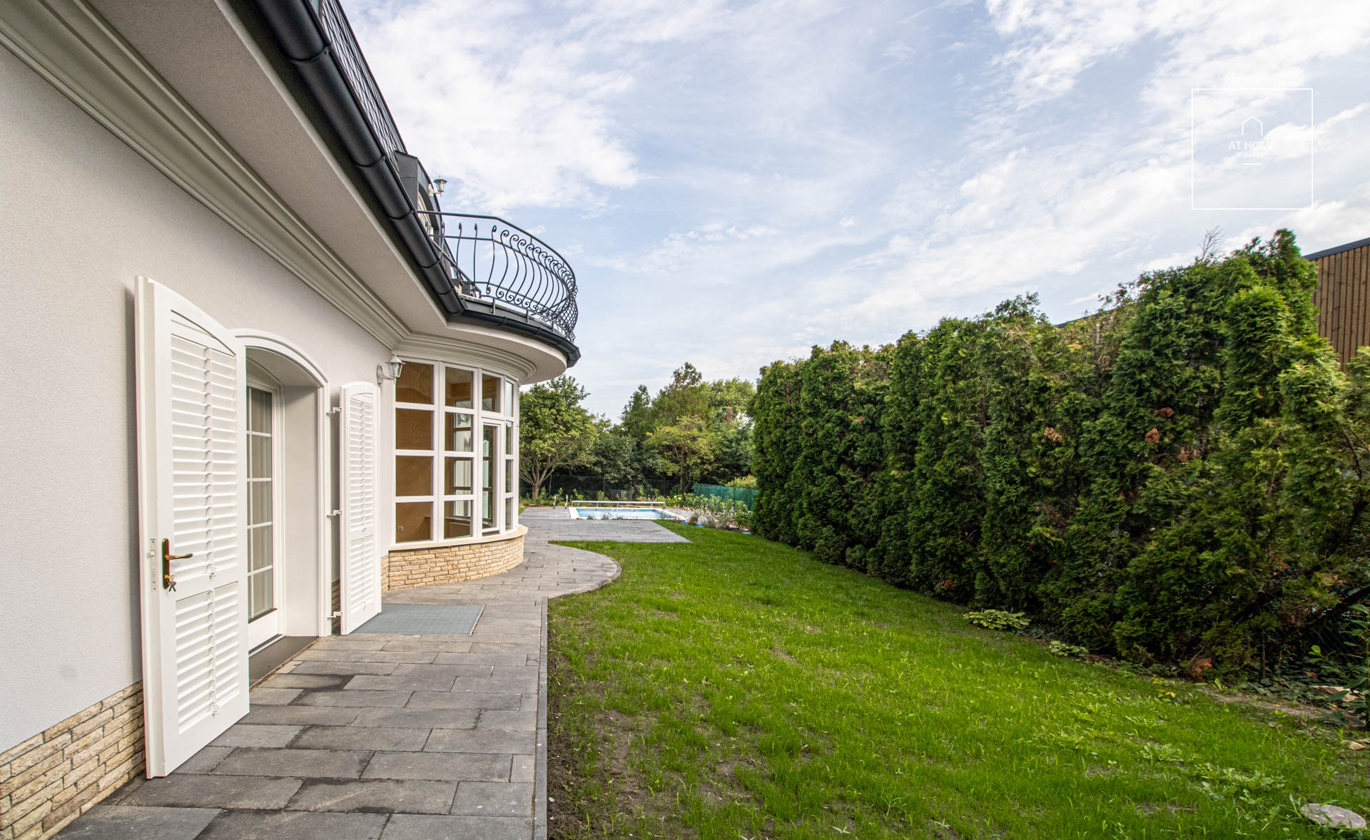 Refurbished detached house with pool for rent Budapest III. district, Táborhegy