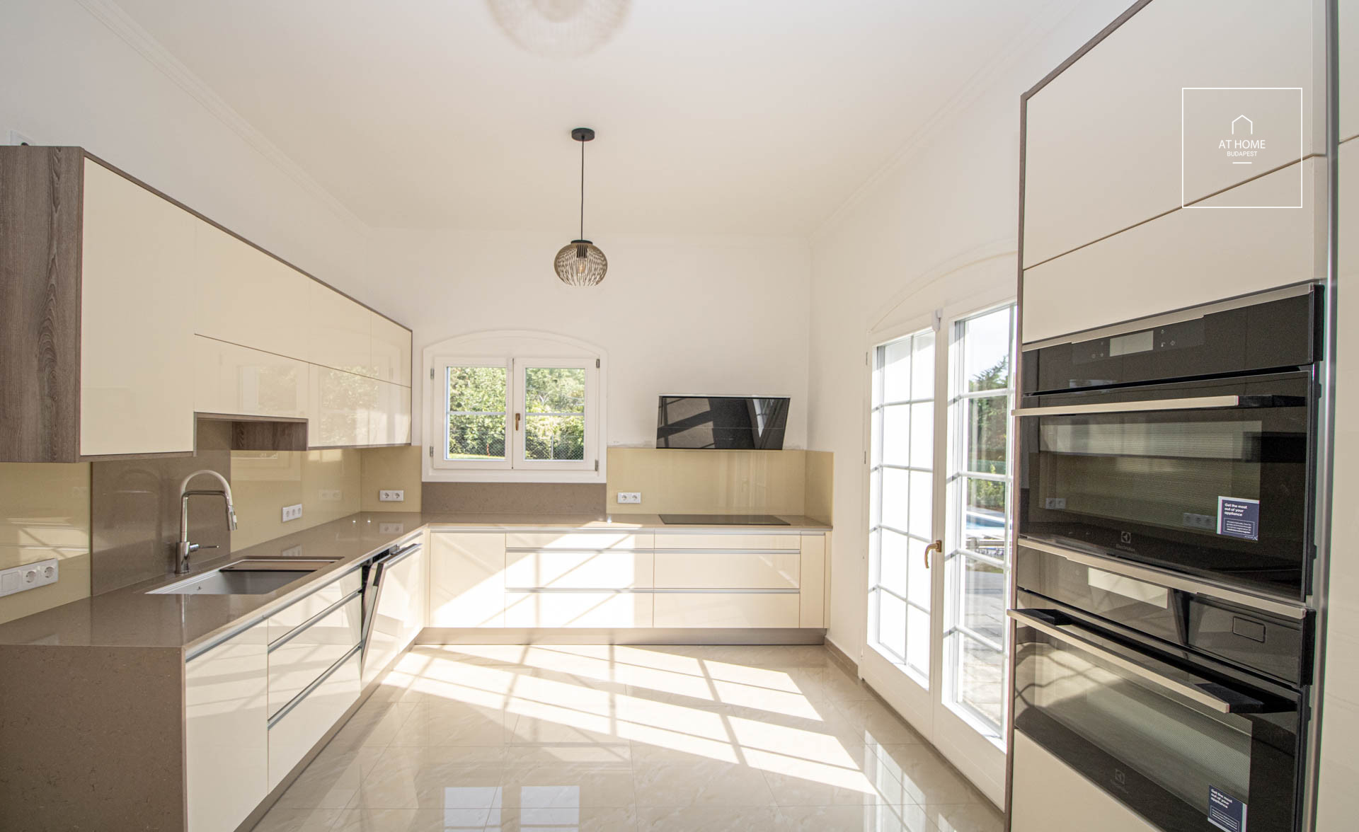 Refurbished detached house with pool for rent Budapest III. district, Táborhegy