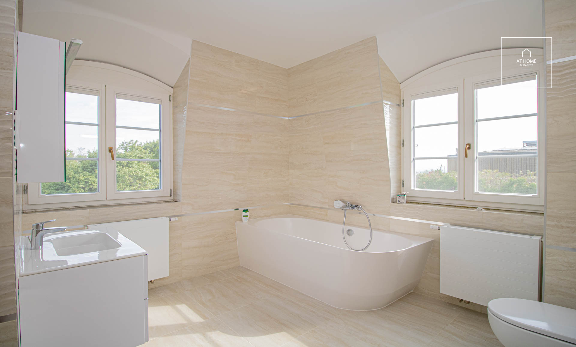 Refurbished detached house with pool for rent Budapest III. district, Táborhegy