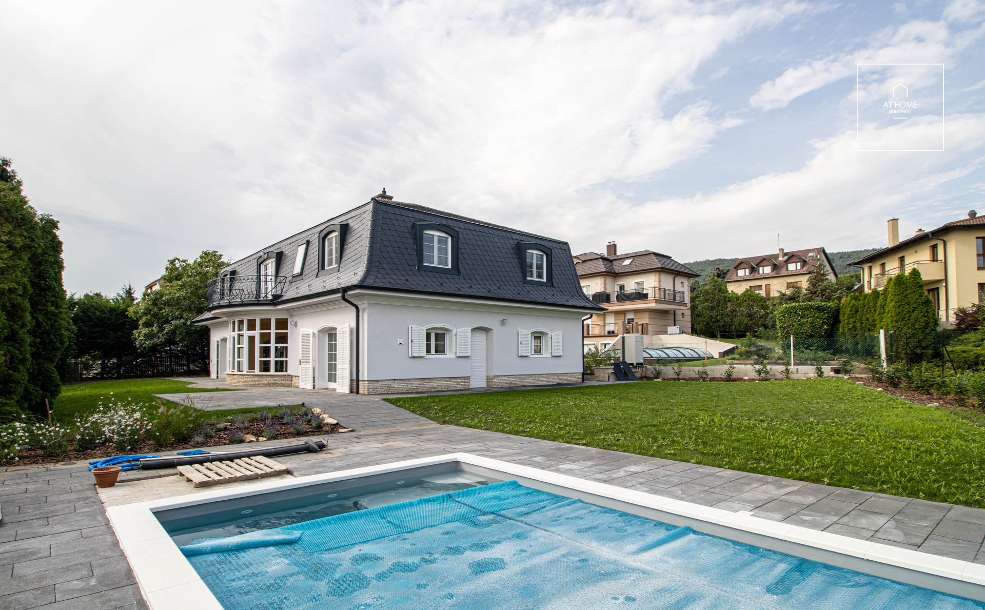 Refurbished detached house with pool for rent Budapest III. district, Táborhegy