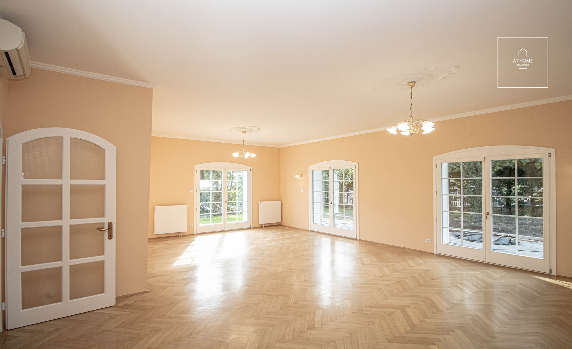 Refurbished detached house with pool for rent Budapest III. district, Táborhegy