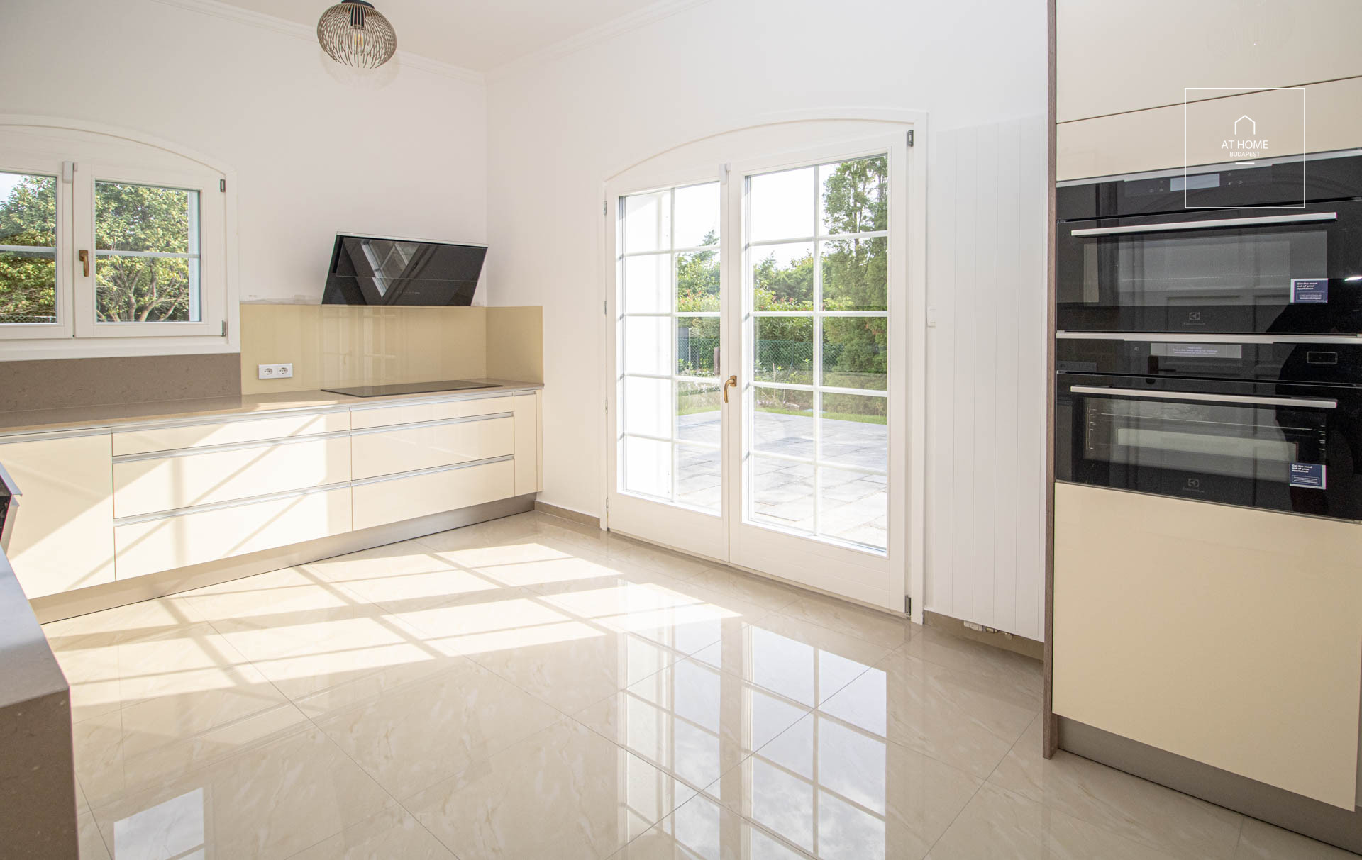 Refurbished detached house with pool for rent Budapest III. district, Táborhegy