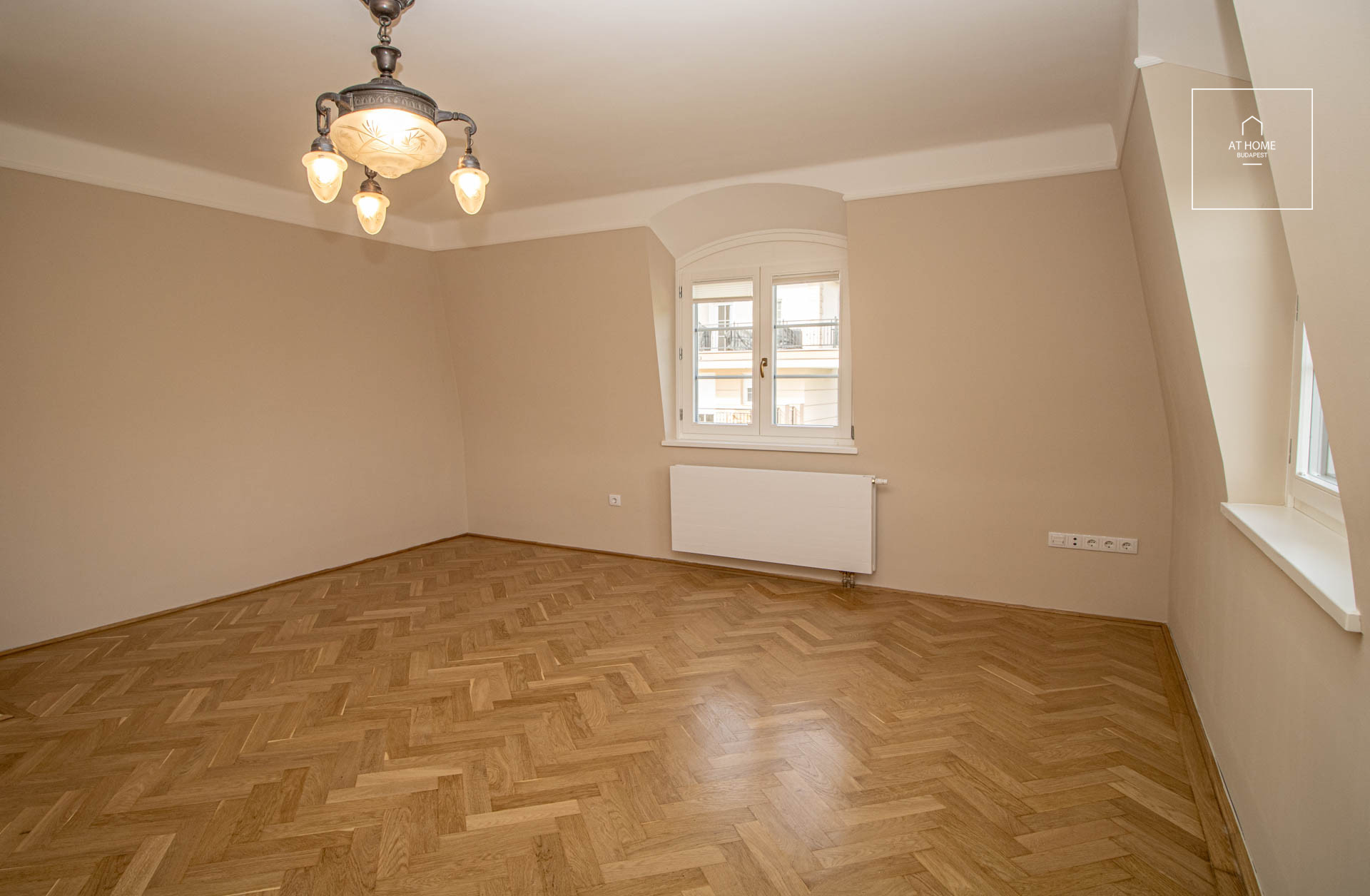 Refurbished detached house with pool for rent Budapest III. district, Táborhegy