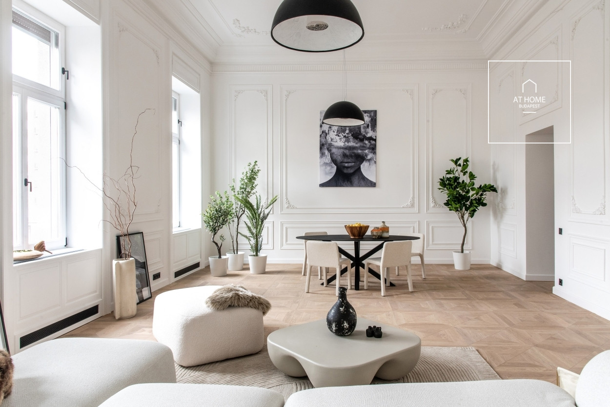 Renovated apartment in the heart of the city, customizable to the new owner’s needs