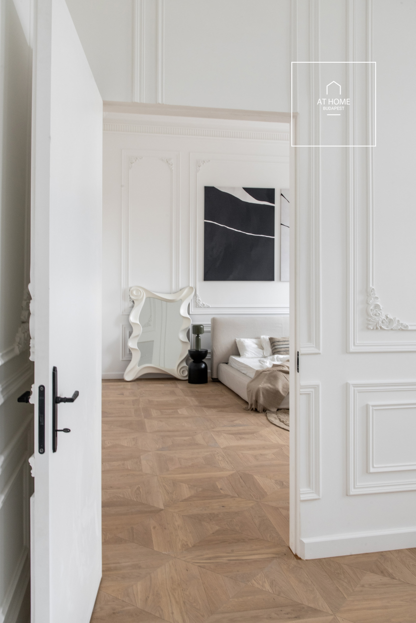 Renovated apartment in the heart of the city, customizable to the new owner’s needs