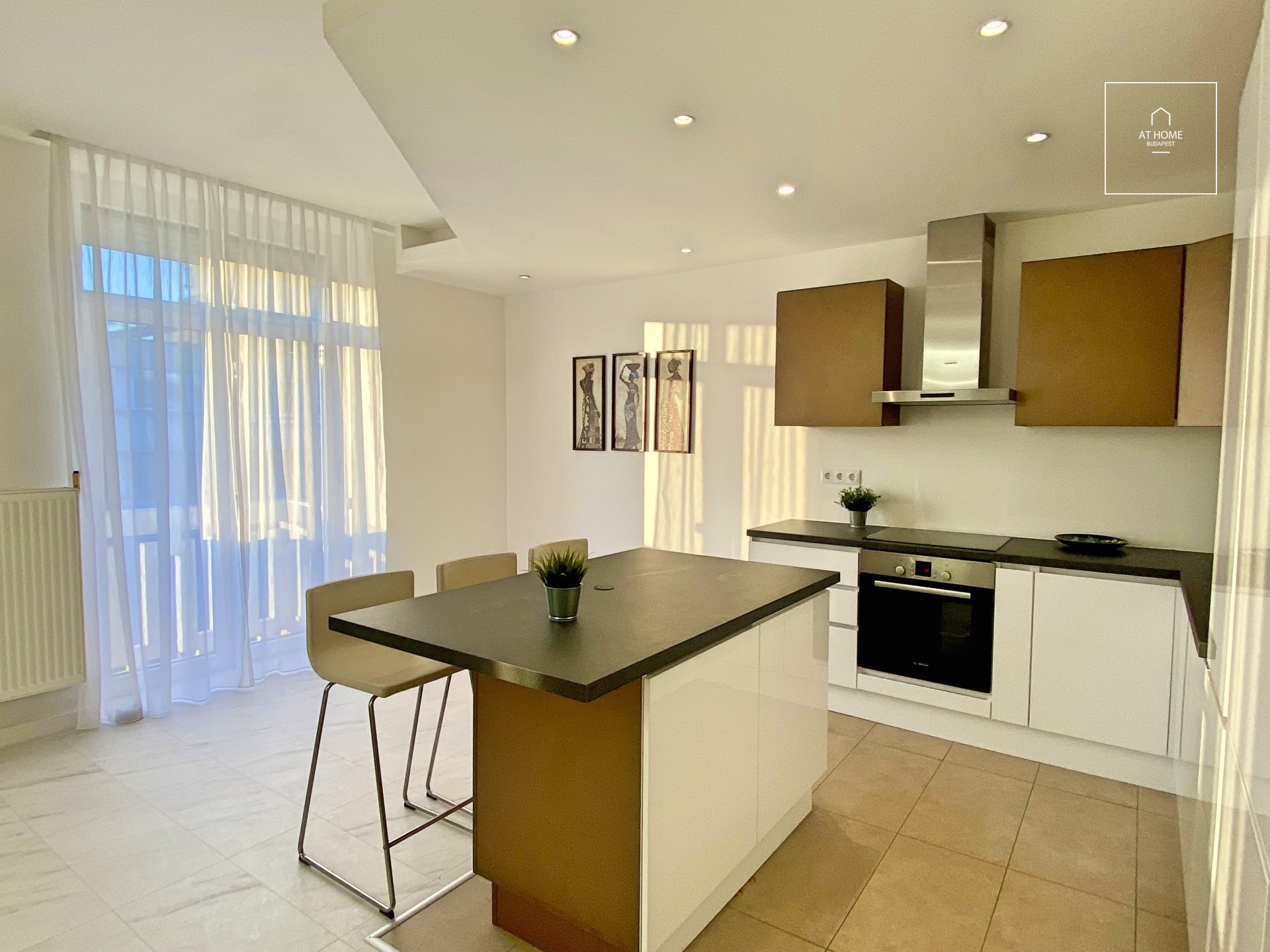 Renovated 83 sqm apartment with 2 bedrooms and 3 balconies near the Parliament