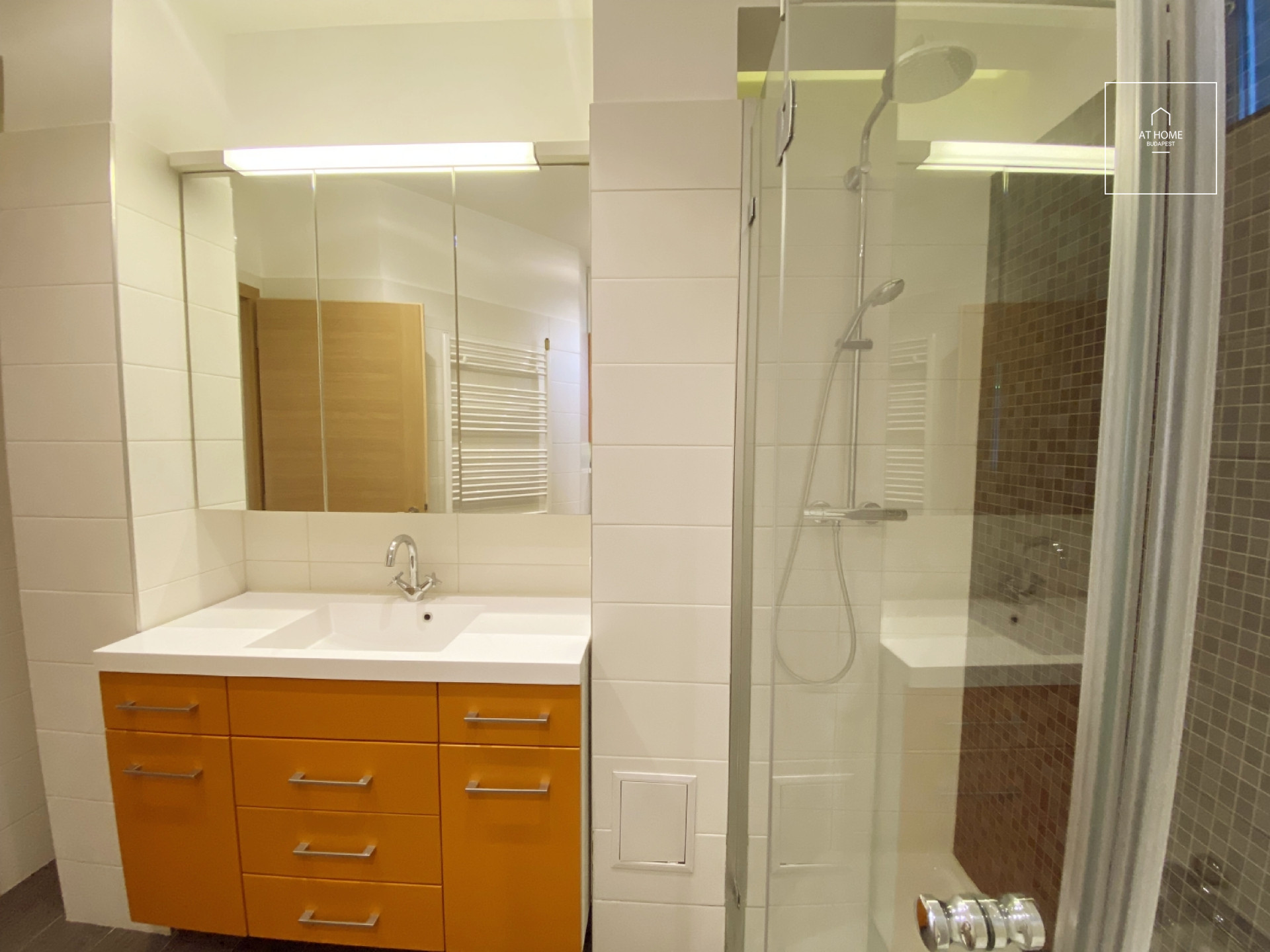 Renovated 83 sqm apartment with 2 bedrooms and 3 balconies near the Parliament