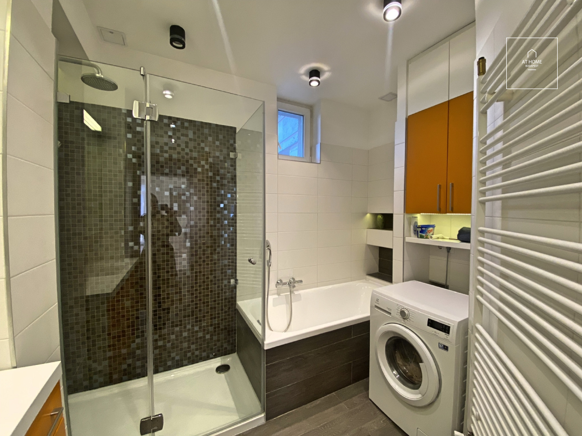 Renovated 83 sqm apartment with 2 bedrooms and 3 balconies near the Parliament