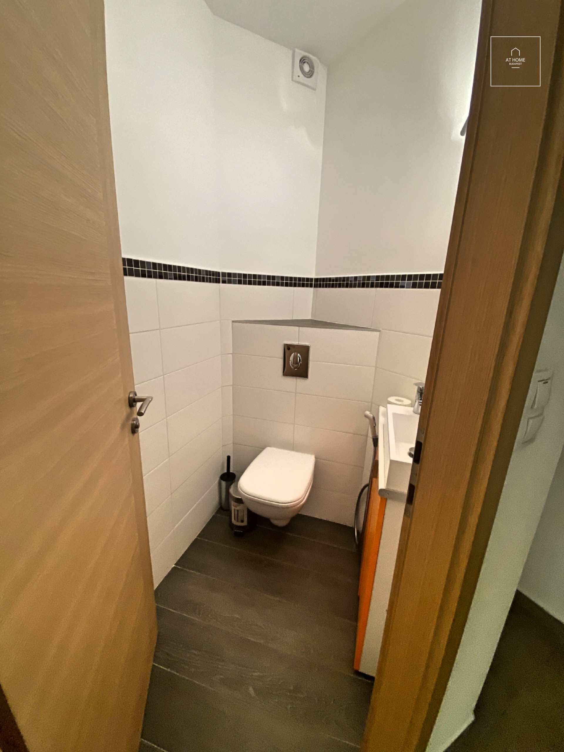 Renovated 83 sqm apartment with 2 bedrooms and 3 balconies near the Parliament