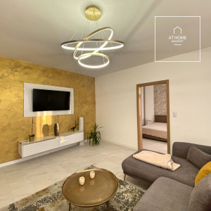 Felújított 83nm-es, 2 hálószobás lakás 3 erkéllyel a Parlament közelében