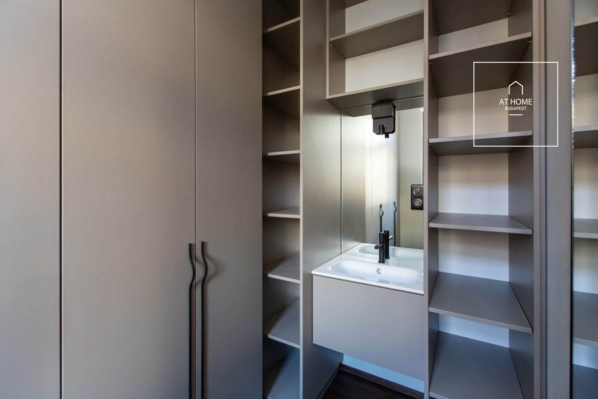 Panoramic 2-bedroom apartment with a 30 sqm terrace on Gellért Hill