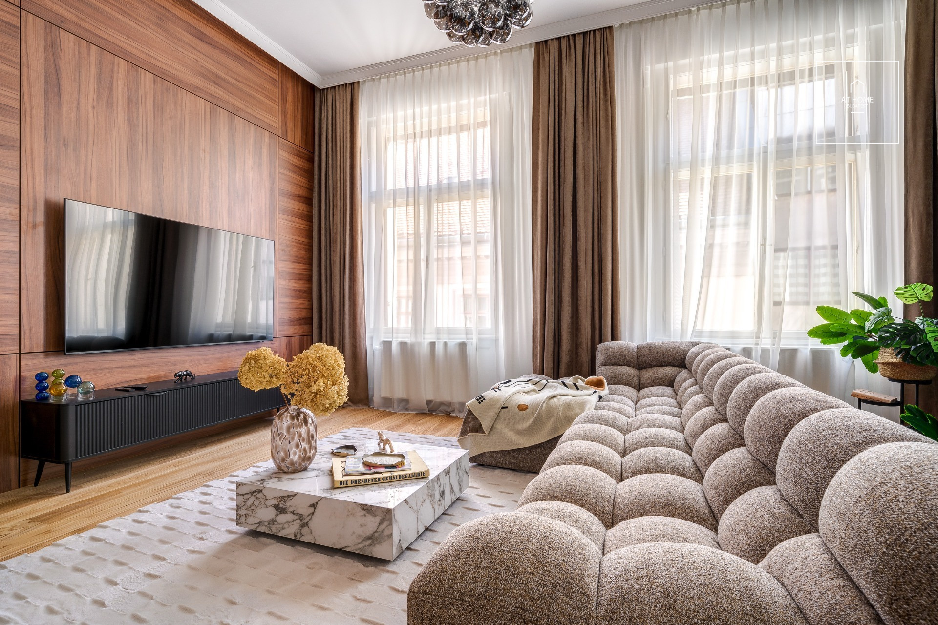 Spacious two luxury apartment available for rent in the very heart of Budapest’s prestigious District V.