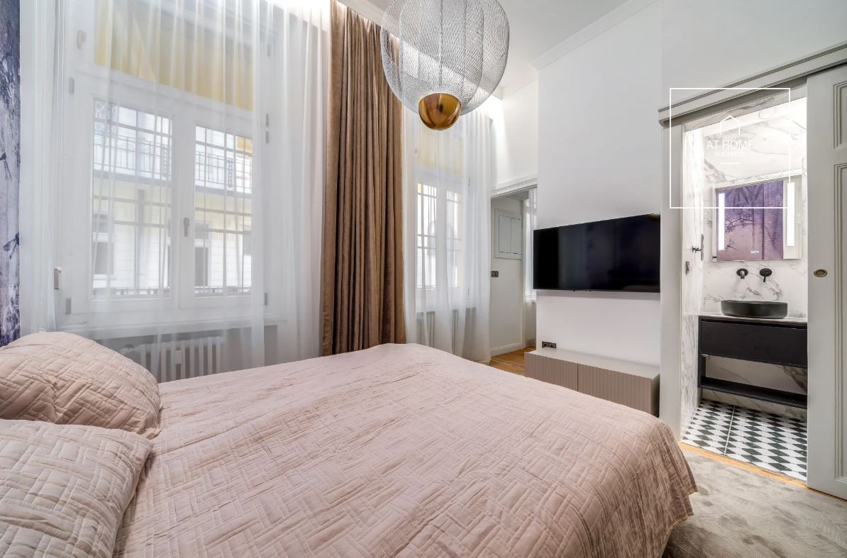 Két hálószobás luxuslakás kiadó Budapest belvárosának szívében, az V. kerületben