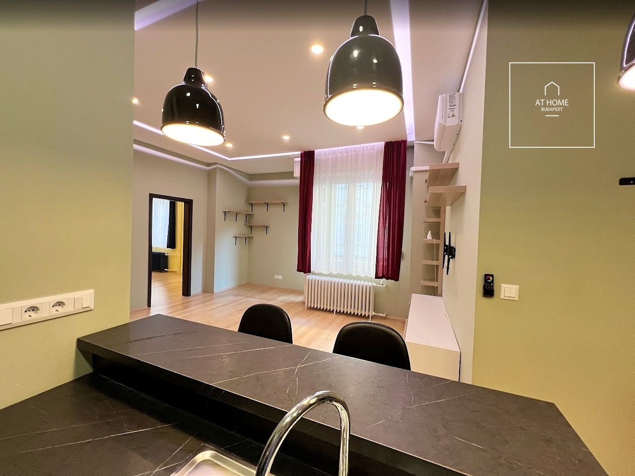 Renovated 3-bedroom apartment with balcony in the city centre, refurbished in 2020