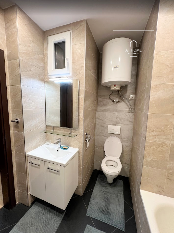 Renovated 3-bedroom apartment with balcony in the city centre, refurbished in 2020