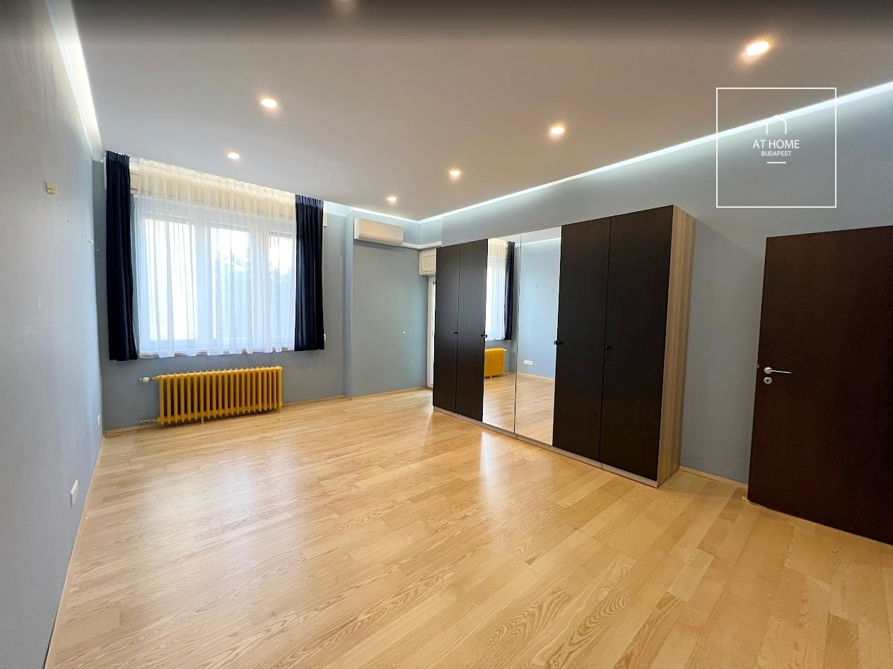 Renovated 3-bedroom apartment with balcony in the city centre, refurbished in 2020