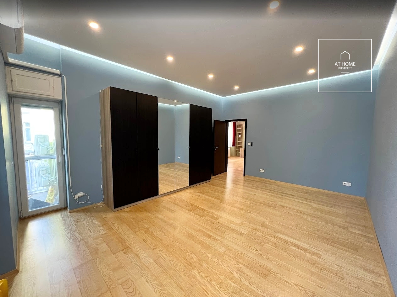 Renovated 3-bedroom apartment with balcony in the city centre, refurbished in 2020