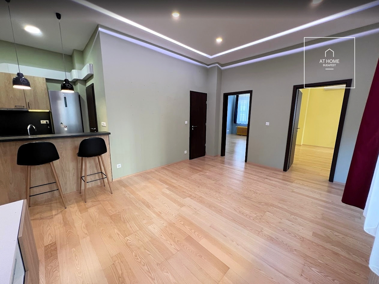 Renovated 3-bedroom apartment with balcony in the city centre, refurbished in 2020