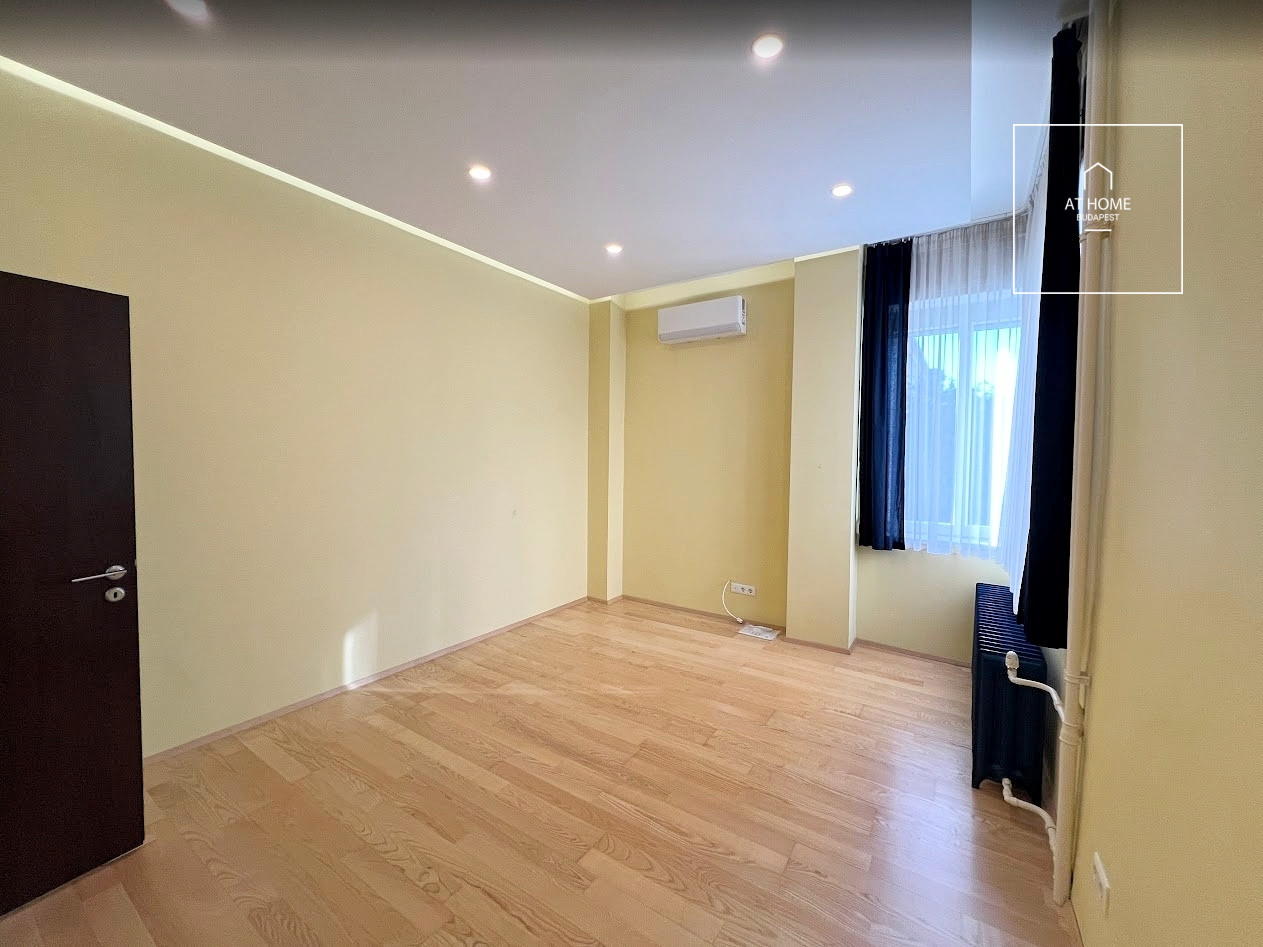 Renovated 3-bedroom apartment with balcony in the city centre, refurbished in 2020