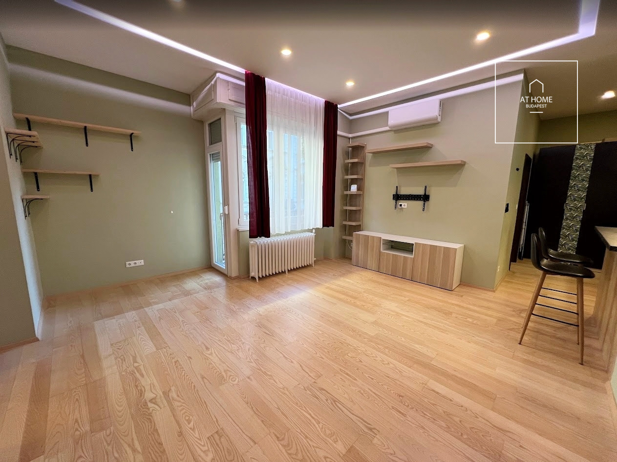 Renovated 3-bedroom apartment with balcony in the city centre, refurbished in 2020