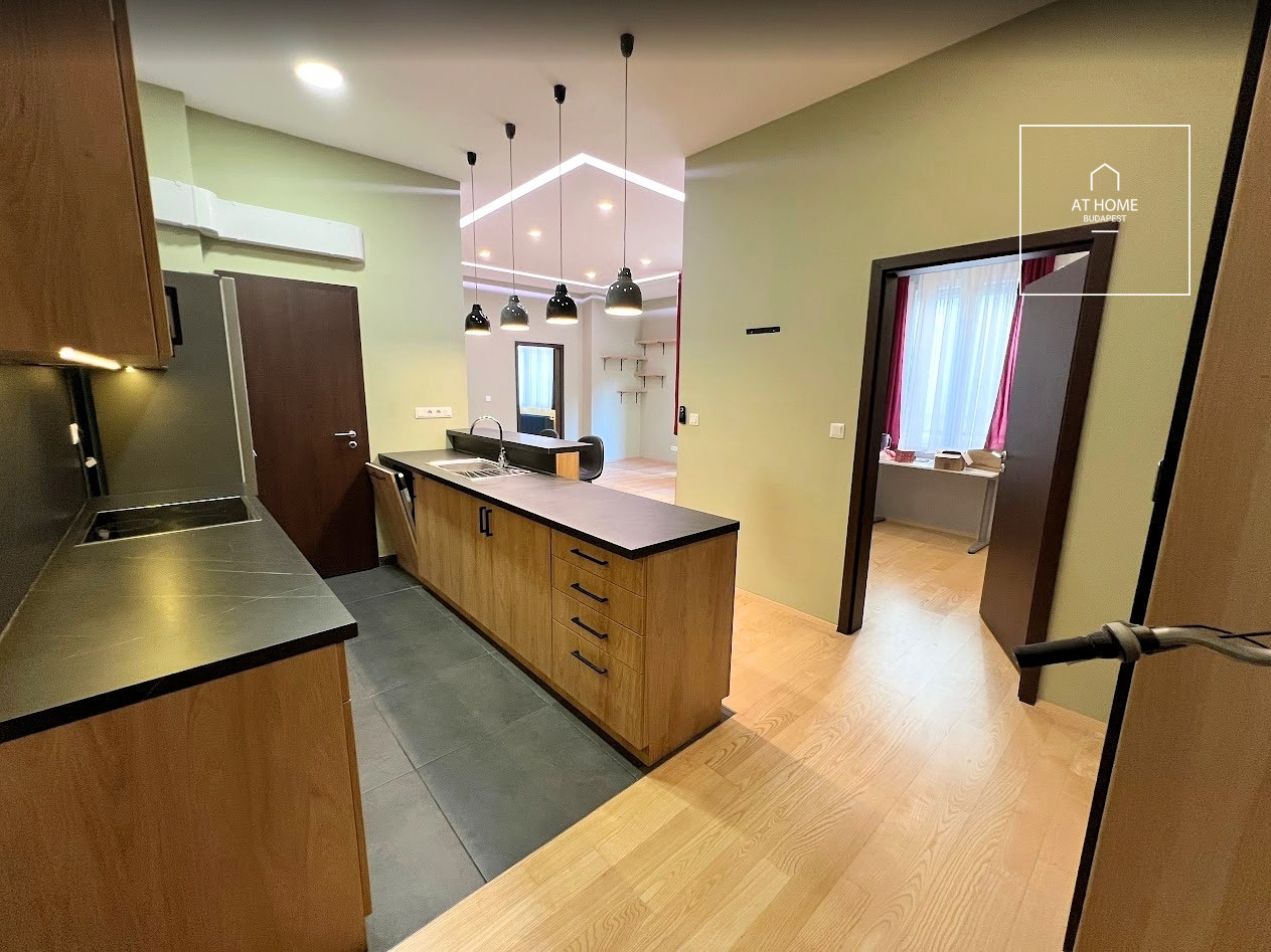 Renovated 3-bedroom apartment with balcony in the city centre, refurbished in 2020