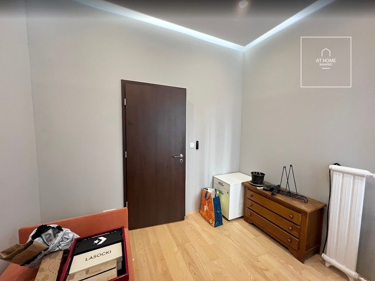 Renovated 3-bedroom apartment with balcony in the city centre, refurbished in 2020